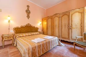 Queen House Venezia في البندقية: غرفة نوم بسرير في غرفة