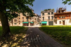 ceglana ścieżka przed budynkiem z drzewem w obiekcie Queen House Venezia w Wenecji