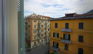 una finestra con vista su un gruppo di edifici di New Moon Rooms a La Spezia