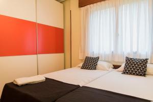 1 dormitorio con 2 camas y ventana en Bilbao céntrico 2h Landeta, en Bilbao