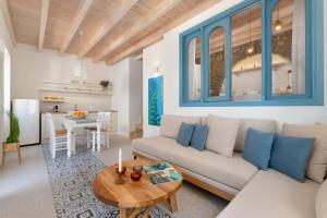 uma sala de estar com um sofá e uma mesa em Cedrus Blue em Simi