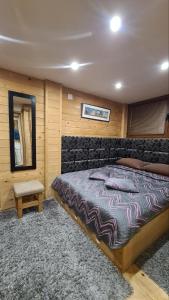 Un pat sau paturi într-o cameră la Apartmani Vila Bjelasica