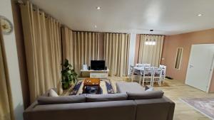 - un salon avec un canapé et une table dans l'établissement Sirius Apartment, à Shkodër