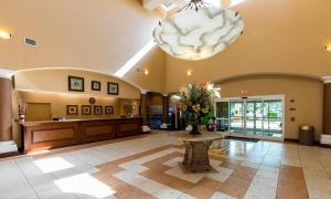 a large lobby with a table in the middle at Charming suite in a condotel close to Disney in Orlando