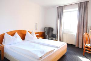 En eller flere senge i et værelse på DION Hotel Villach