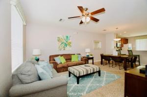 un soggiorno con divano e una sala da pranzo di Vista Cay Luxury 3 bedroom Townhouse (#3114) a Orlando