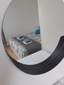 espejo reflejo de una cama en una habitación en Apartment Pemper - Self check in and check out, en Otočac