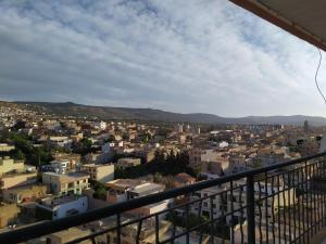 uma vista para a cidade a partir de uma varanda em Appartement à louer à Tlemcen em Tlemcen