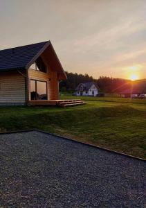 Východ nebo západ slunce při pohledu z prázdninového domu nebo okolí