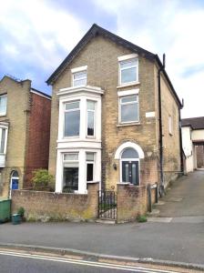 ein Backsteinhaus an der Straßenseite in der Unterkunft Eden Cottage - 9 Guests, Sea Views, Central Cowes, Ferry Deal in Cowes