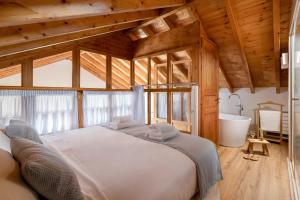 um quarto com uma cama grande e uma banheira em Cedrus Blue em Simi