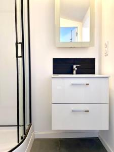 een badkamer met een wastafel en een spiegel bij BOHO * hypercentre * St Georges in Toulouse