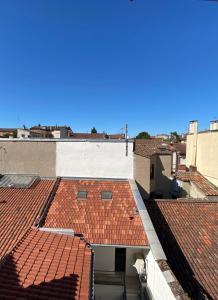 uitzicht op het dak van een gebouw met rode tegels bij BOHO * hypercentre * St Georges in Toulouse