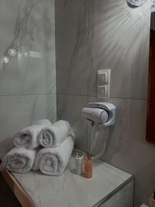 una pila de toallas en una encimera en el baño en To Spiti, en Keramotí