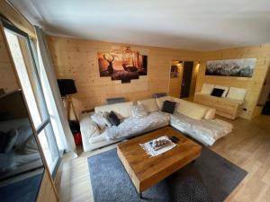 a living room with a couch and a coffee table at appartement T4 type chalet pra-loup in Uvernet