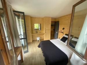 1 dormitorio con cama y bañera. en appartement T4 type chalet pra-loup en Uvernet-Fours