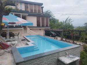 una piscina davanti a una casa di hill-fort kutaisi a Kutaisi