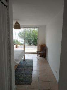 pasillo con baño con bañera y ventana en Virage 9 3/4 en Saint-Mandrier-sur-Mer