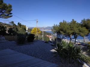 un giardino con vista sull'acqua di Virage 9 3/4 a Saint-Mandrier-sur-Mer