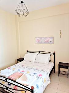 een slaapkamer met een bed met een bloemenbed bij Evita in Mitikas