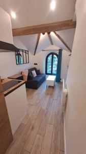 una sala de estar con un sofá y una mesa en Petit-cocon proche centre-ville, en Caluire-et-Cuire