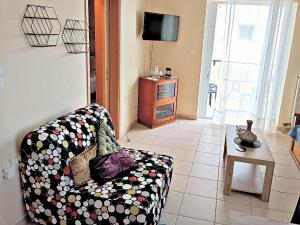 sala de estar con sofá y mesa en Evita, en Mitikas