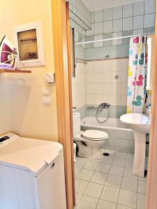 een badkamer met een toilet en een wastafel bij Evita in Mitikas
