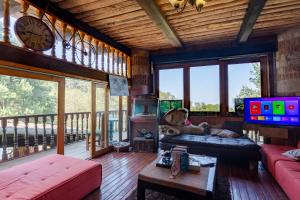 a living room with a couch and a clock on the wall at Hotel Boutique El Rincón in Zacatlán