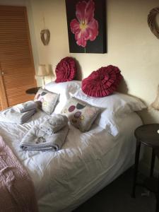 Una cama blanca con almohadas y toallas. en Oscar Park Farm en York