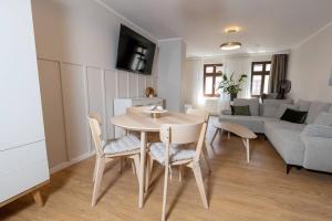 een woonkamer met een tafel en een bank bij Design & Relax #Altstadt #Sauna in Lutherstadt Wittenberg
