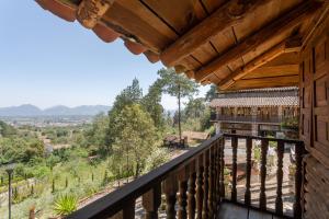 a balcony of a house with a view at Hotel Boutique El Rincón in Zacatlán
