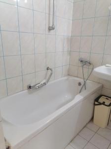 y baño con bañera blanca y lavamanos. en Pasa doga villa en Kumluca