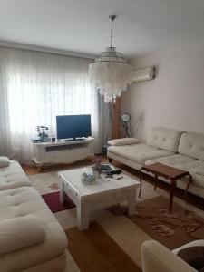 sala de estar con sofá y mesa en Pasa doga villa en Kumluca