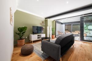 a living room with a couch and a television at Baja California 279 Apartments in Mexico City