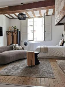 un soggiorno con divano e letto di GUSTAVE - Quartier Historique a Nantes