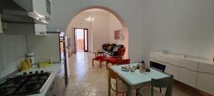 a kitchen with an archway and a table in a room at La casa in campagna in Perdifumo