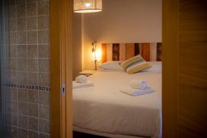 - une chambre avec un lit et des serviettes dans l'établissement Villa Arroyovil 25 y 30, à Mancha Real
