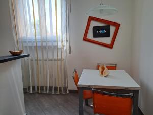 tavolo e sedie in una stanza con finestra di CASA MATTIA a Livorno
