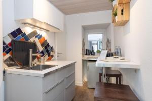 cocina con fregadero y encimera en FerienNest Bad Ems, Appartment WaldNest, en Bad Ems