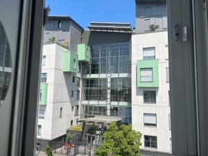 una ventana con vistas a un edificio alto en Hotel TULTY en Tours