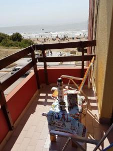 balcón con mesa y sillas y la playa en San Bernardo Frente Al Mar en San Bernardo