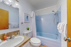 Un baño con lavabo, inodoro y ducha. en Grand Pacific, en Rockaway Beach 24 fotos más