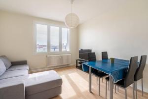 維勒班的住宿－Chambre privée dans appartement meublé.，客厅配有蓝色桌子和沙发