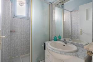 a bathroom with a sink and a shower at Chambre privée dans appartement meublé. in Villeurbanne