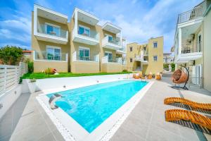 波托什Suites El Greco的带游泳池的别墅图片