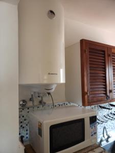 uma cozinha com um micro-ondas e um armário branco em San Bernardo Frente Al Mar em San Bernardo