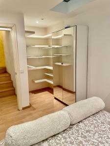 a room with a closet with a bed in it at Acogedor Dúplex Barrio del Pilar in Madrid