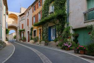 an empty street in an old town with flowers at La Bégude des Alpilles in Orgon