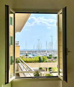 Ca' Dei Pescatori dalle spiagge Lavagna في لافانيا: نافذة في مبنى مطل على ميناء