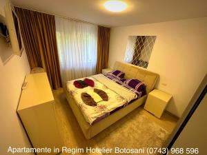 een slaapkamer met een bed in een kamer bij Apartament cu 3 camere De Lux aproape de Cornisa Aquapark vizavi de Carrefour in Botoşani